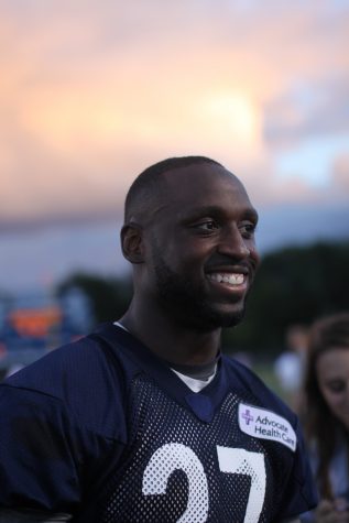 Student reporters interview Bears player