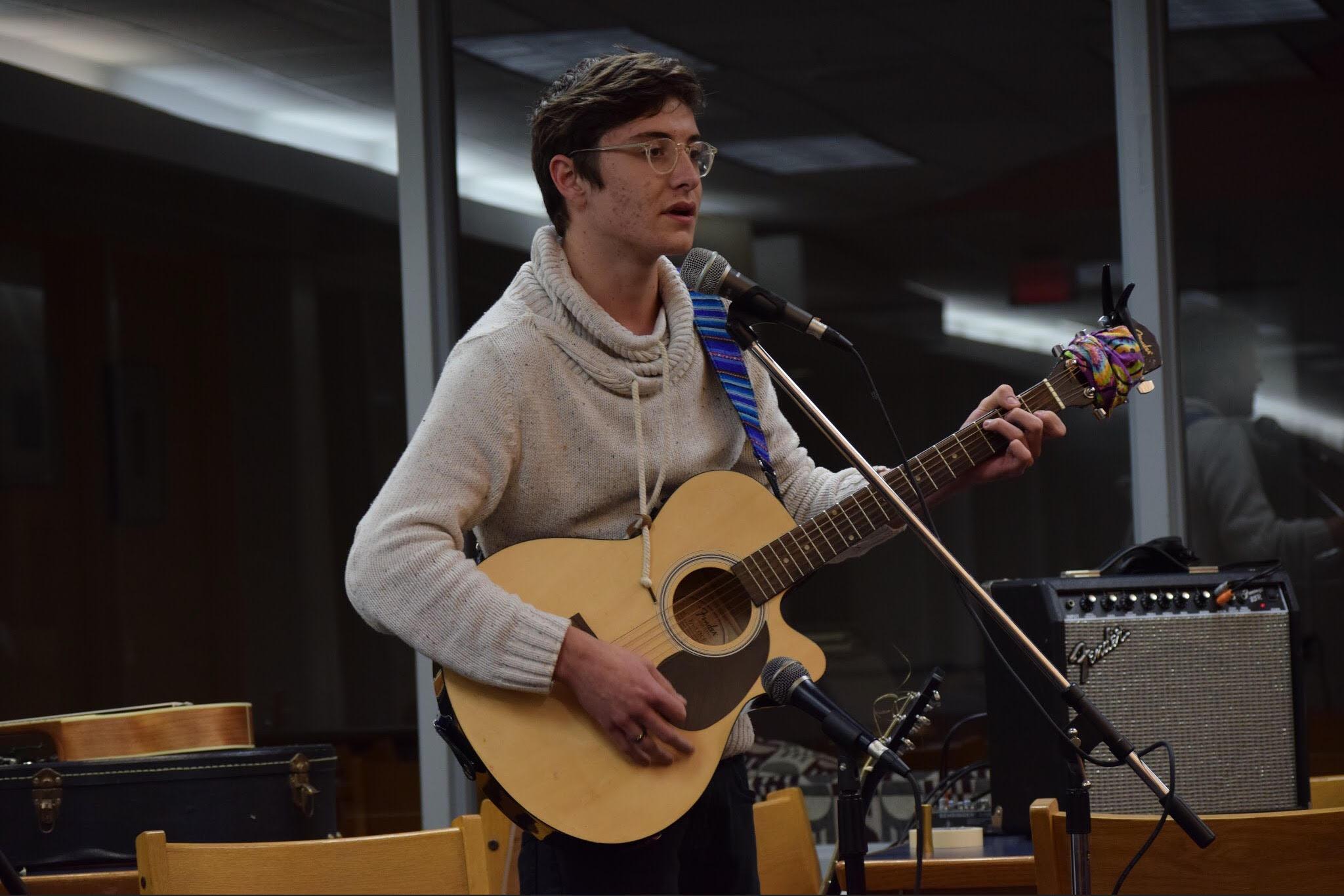 Roundtable and guitar club host open-mic night