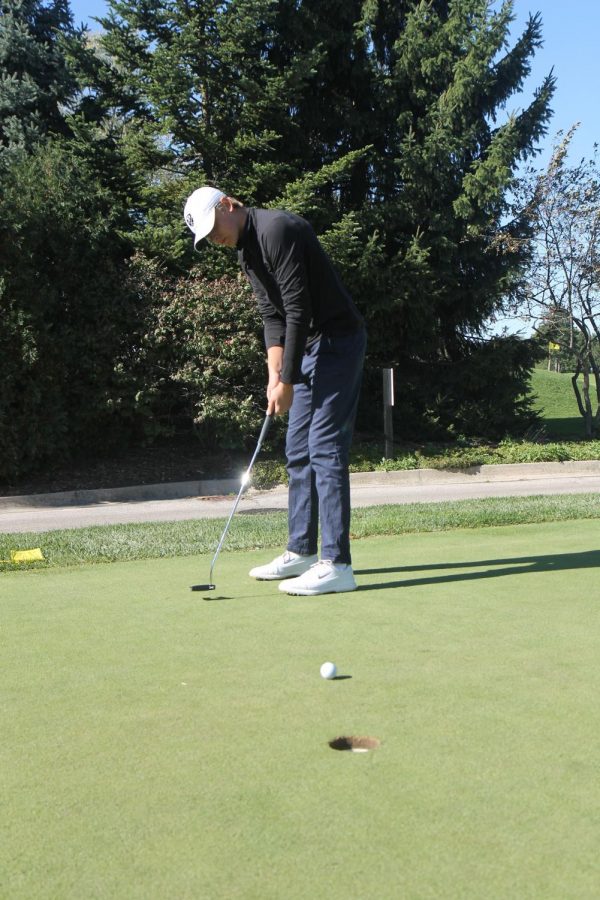 Sophomore Luke Kruger sinks a put from six feet out