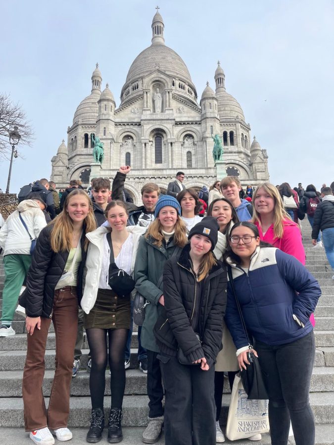 The+group+of+all+of+the+Prospect+exchange+students+poses+in+front+of+The+Basilica+of+the+Sacred+Heart+in+Paris%2C+France.+%28Photo+courtesy+of+Cate+Murawski%29