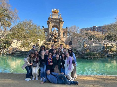 Along with Spanish teacher chaperones Ryan Schultz and Cindy Pak, the fourteen seniors and on the 2022-23 Spanish Exchange Trip — Mia D’Onofrio, Kiera Cullen, Wiktoria Tofilska, Isabel Klimowicz, Maia Johnson, Sara Maggio, Marina Makropoulos, Emilia Toporkiewicz, Josie Garkisch, Matthew Johnson, Kate Seyer, Ella Mitchell, Luke Wittenborn, Zach Greenwell and Adrian Marincas — pose in front of a fountain in Barcelona, Spain. Spanning from March 22-31, this year marks the first time Prospect has traveled abroad in an exchange program since the COVID-19 shutdown in March of 2020. 