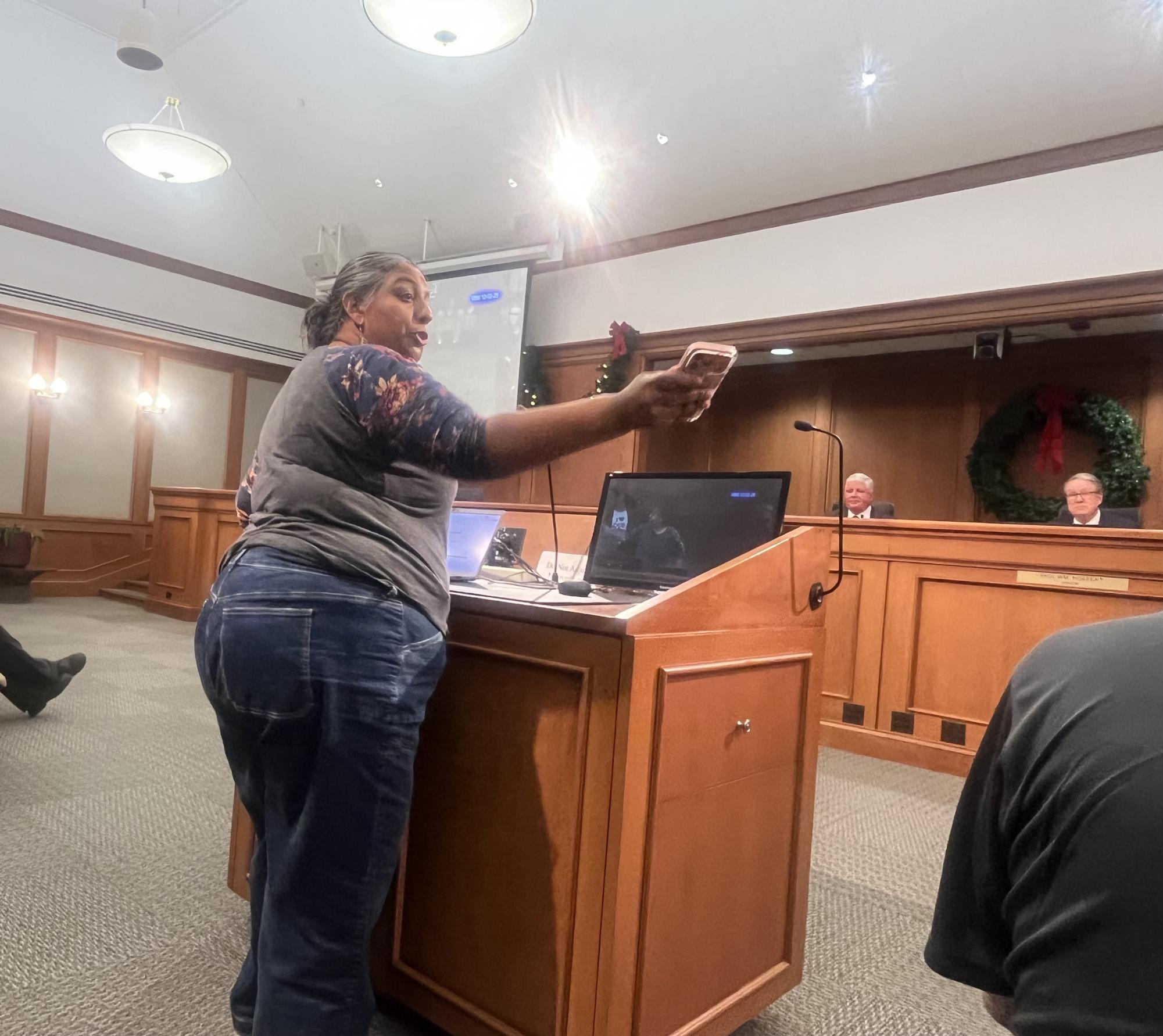 Mount Prospect finalizes ICE policy in fiery meeting