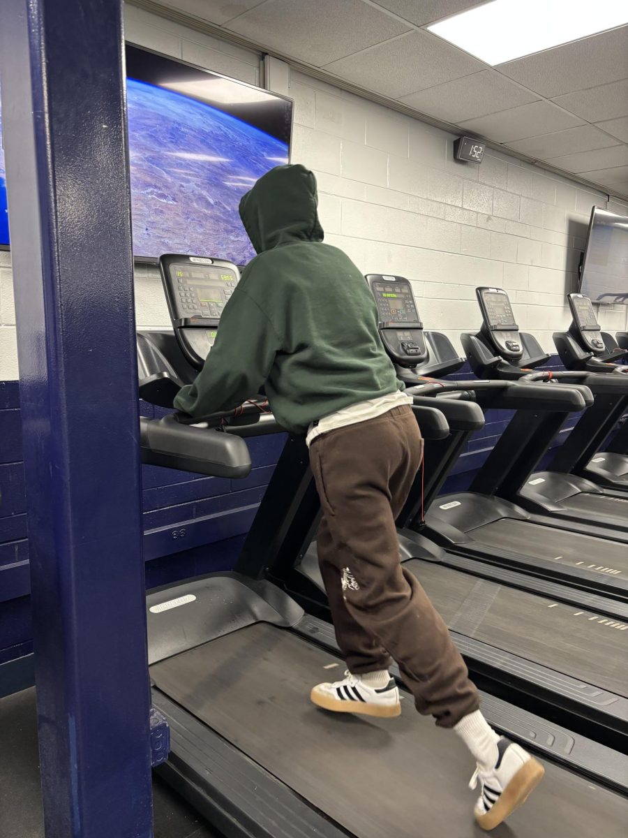 Alexis Thoma running on the treadmill to cut before a meet